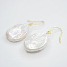 E72516 Boucles d'oreilles pendantes grandes perles plates - Karine Sultan