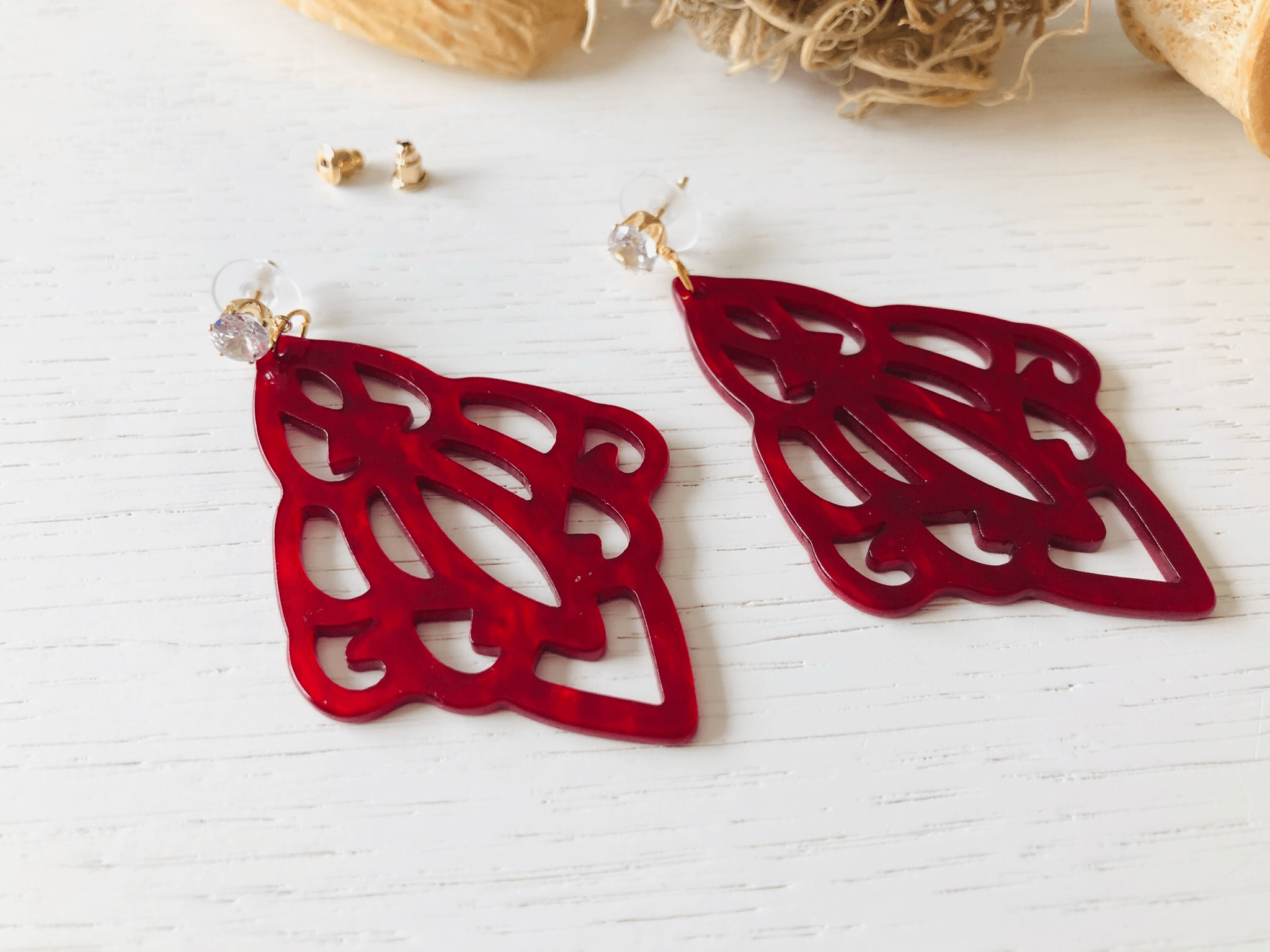 Boucles d’oreilles FRANCESCA résine rouge clous brillant - Créations Uniques