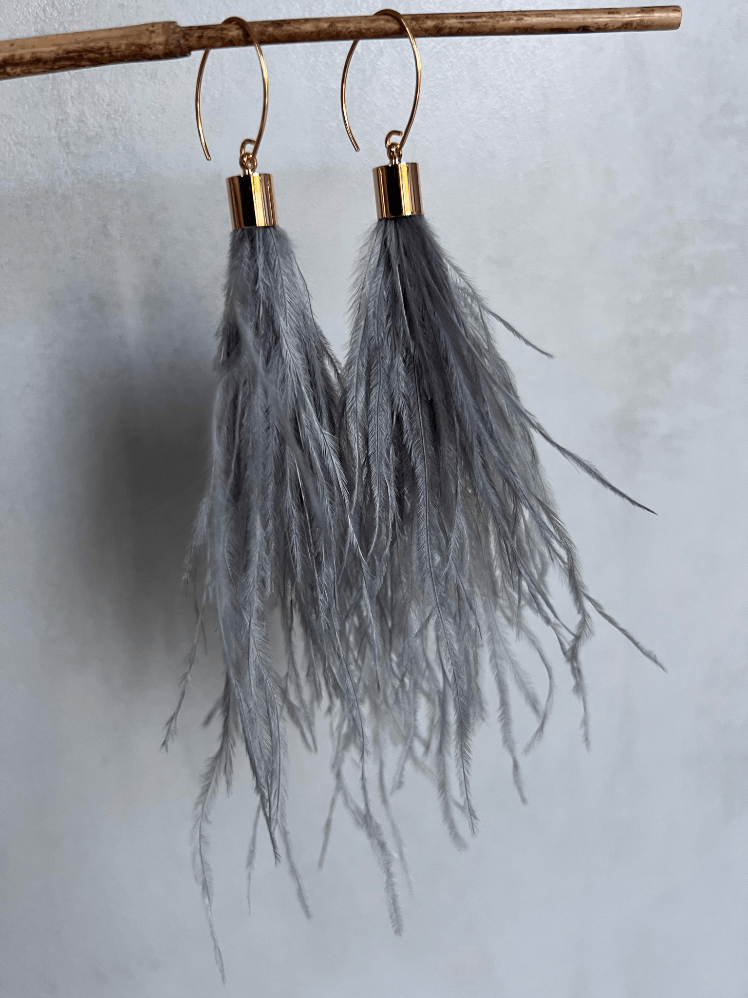 Boucles d’oreilles DELINDA longues plumes grises