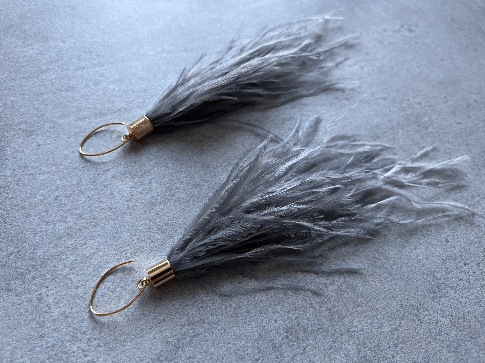 Boucles d’oreilles DELINDA longues plumes grises