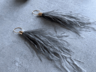 Boucles d’oreilles DELINDA longues plumes grises