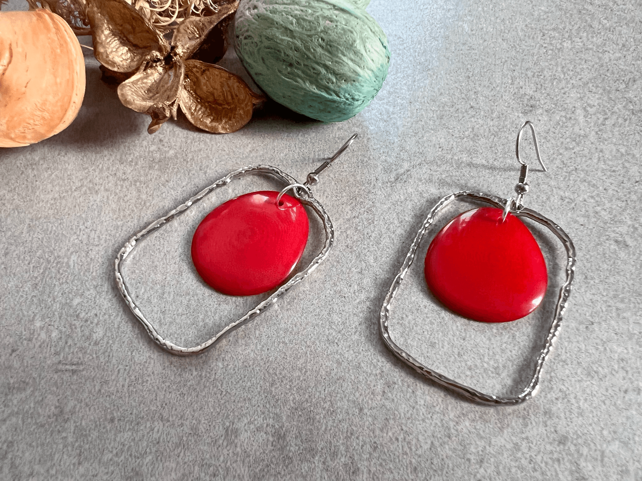 Boucles d’oreilles PAULINE tagua rouge - Créations Uniques