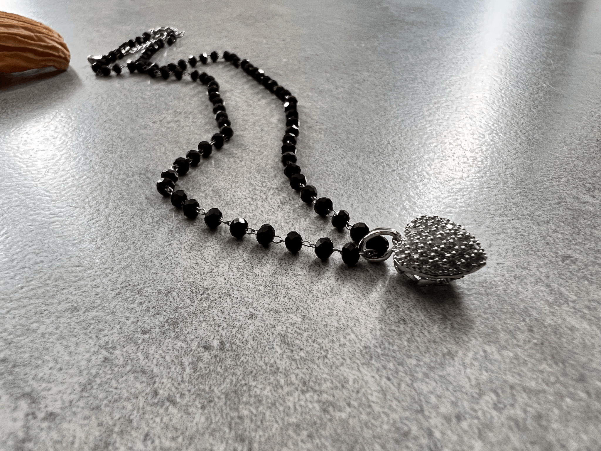 Collier AMANDA perles noires et pendentif argenté cœur strass