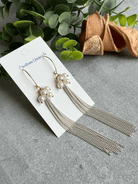 Boucles d’oreilles CLAUDINE perles nacrées et chaînes blanches - Créations Uniques