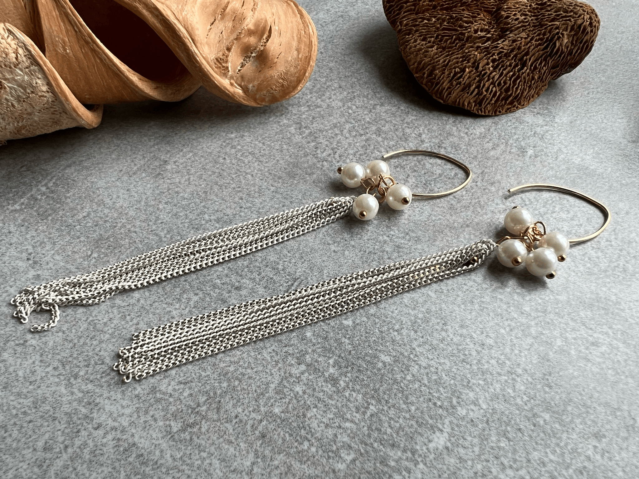 Boucles d’oreilles CLAUDINE perles nacrées et chaînes blanches - Créations Uniques