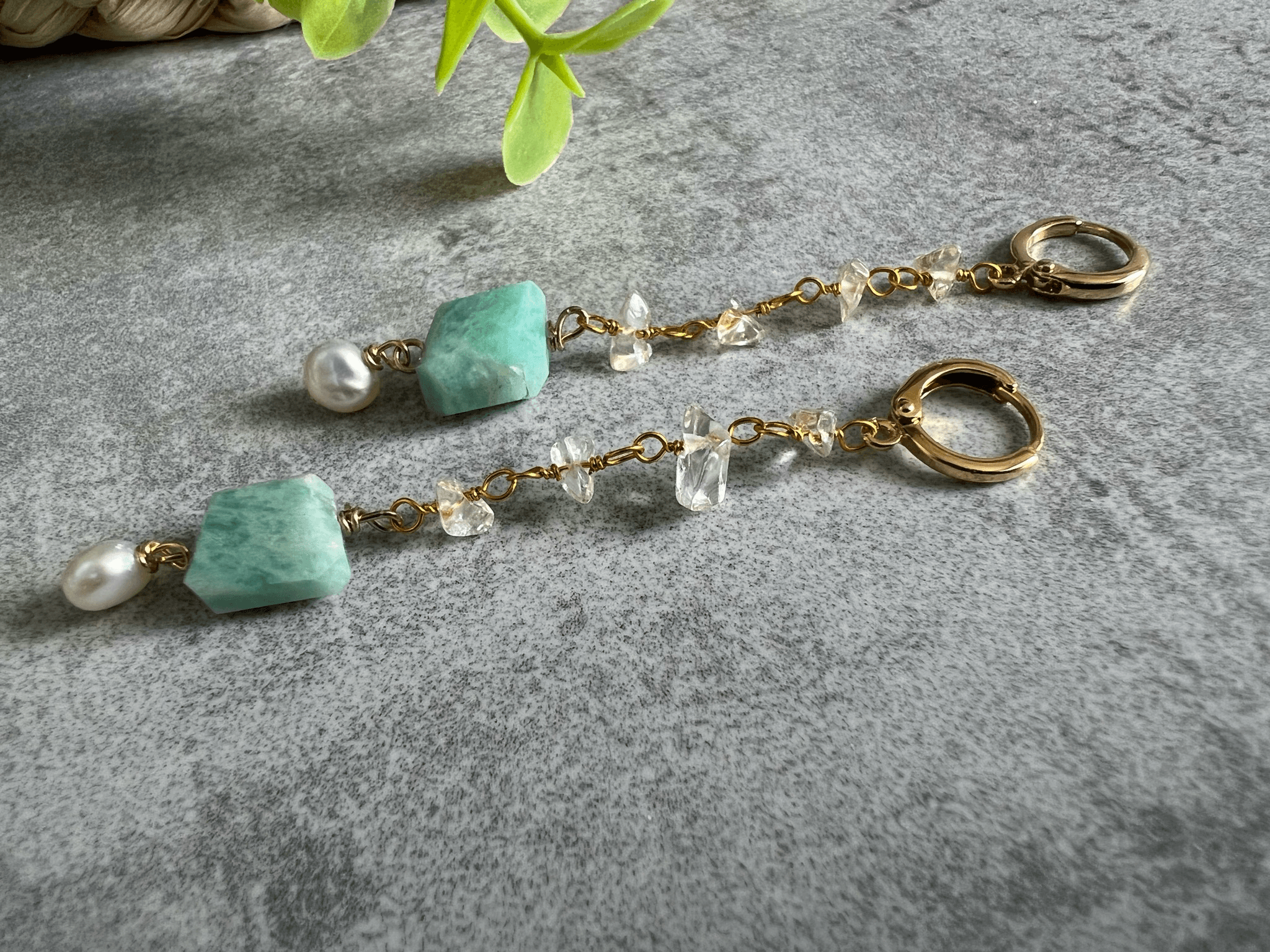 Boucles d’oreilles LEVANA longues et fines, amazonite et perles - Créations Uniques