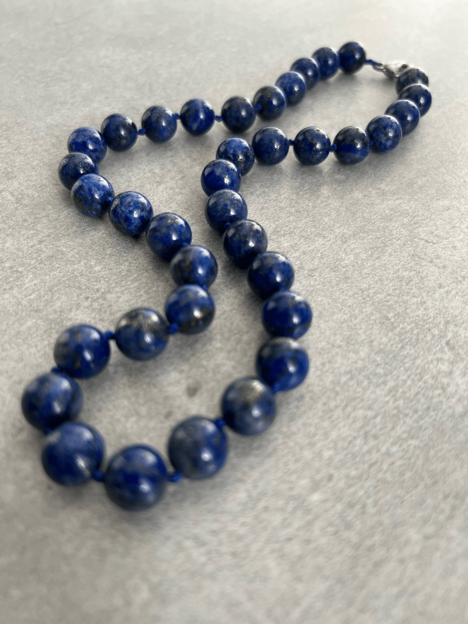 Collier chic ARTEMIS perles minérales bleu lapis