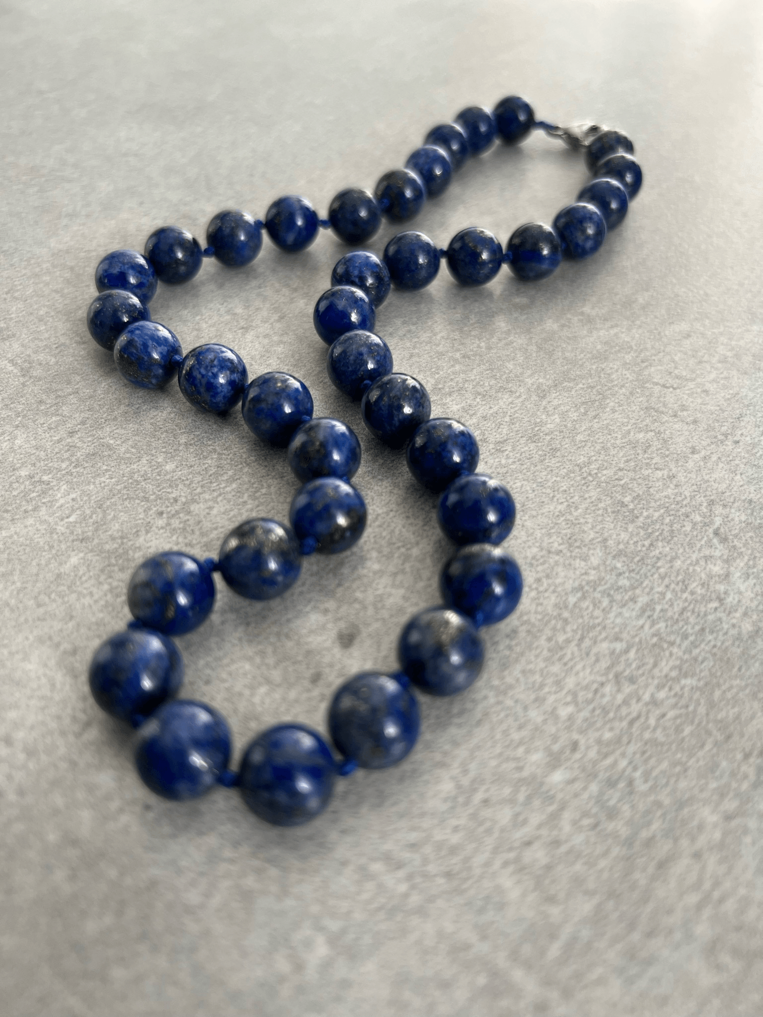 Collier chic ARTEMIS perles minérales bleu lapis