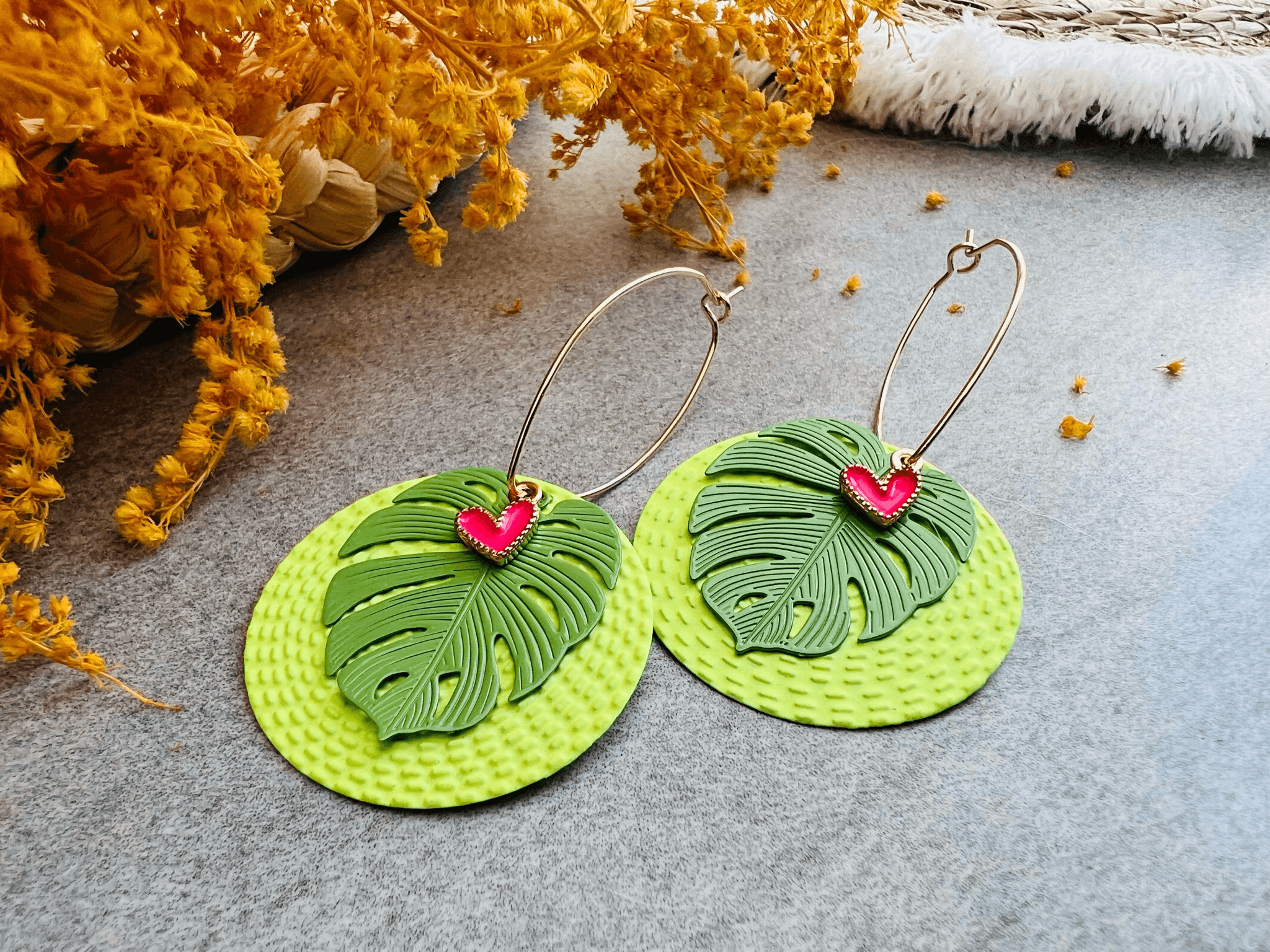 Boucles d’oreilles LOU-AGATHE feuilles tropicales vertes touche de fluo - Créations Uniques