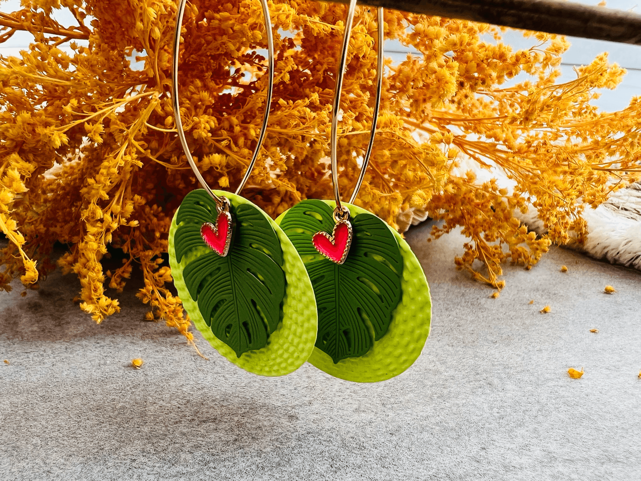 Boucles d’oreilles LOU-AGATHE feuilles tropicales vertes touche de fluo - Créations Uniques