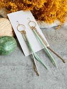 Boucles d’oreilles TANNYA fines plumes vert pastel