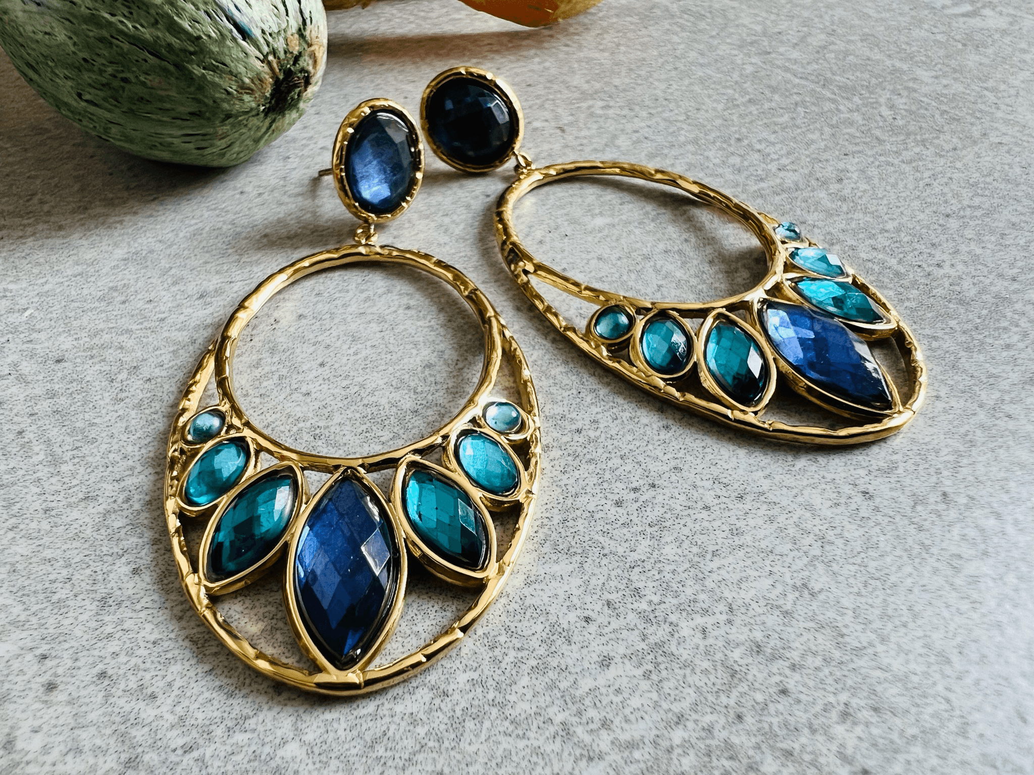 Boucles d’oreilles chic CENDRINE ovales dorés cabochons brillants nuances de bleus