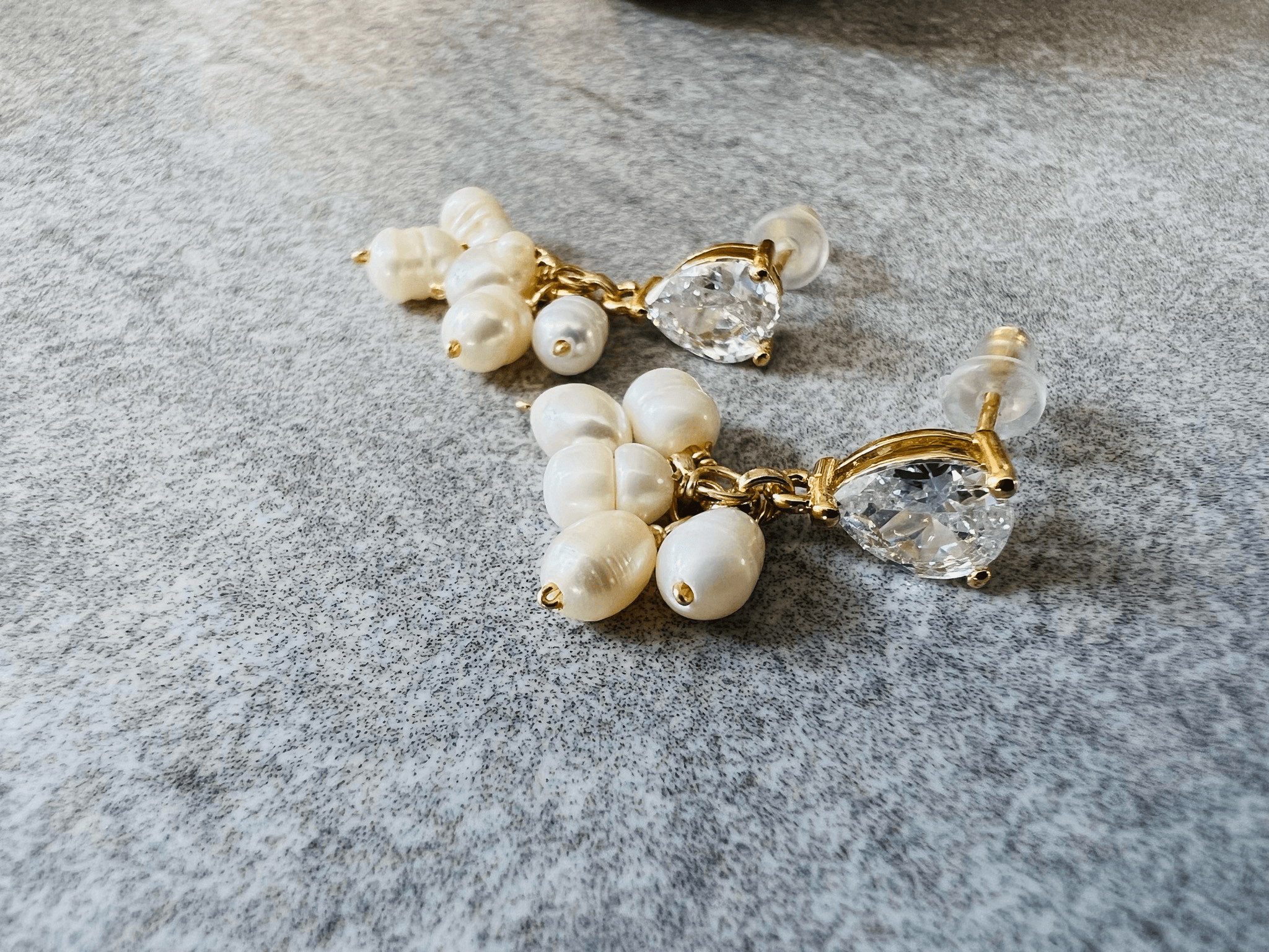 Boucles d’oreilles courtes KALEE perles eau douce blanc nacré clous brillants