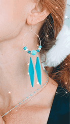 Boucles d’oreilles CAILEE perles et plumes bleues - Créations Uniques - Créations Uniques