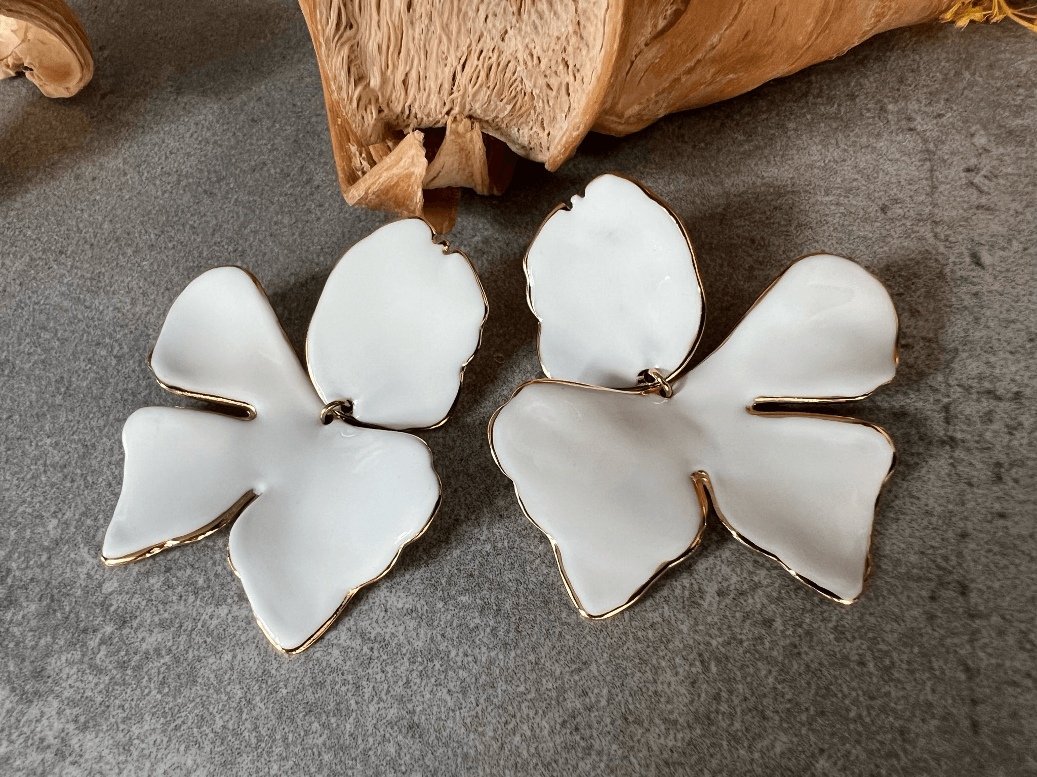 Boucles d’oreilles GEORGINA feuilles blanches