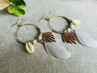 Boucles d’oreilles DAKOTA coquillages grain de café, feuille marrons, perles et plumes grises  - Créations Uniques