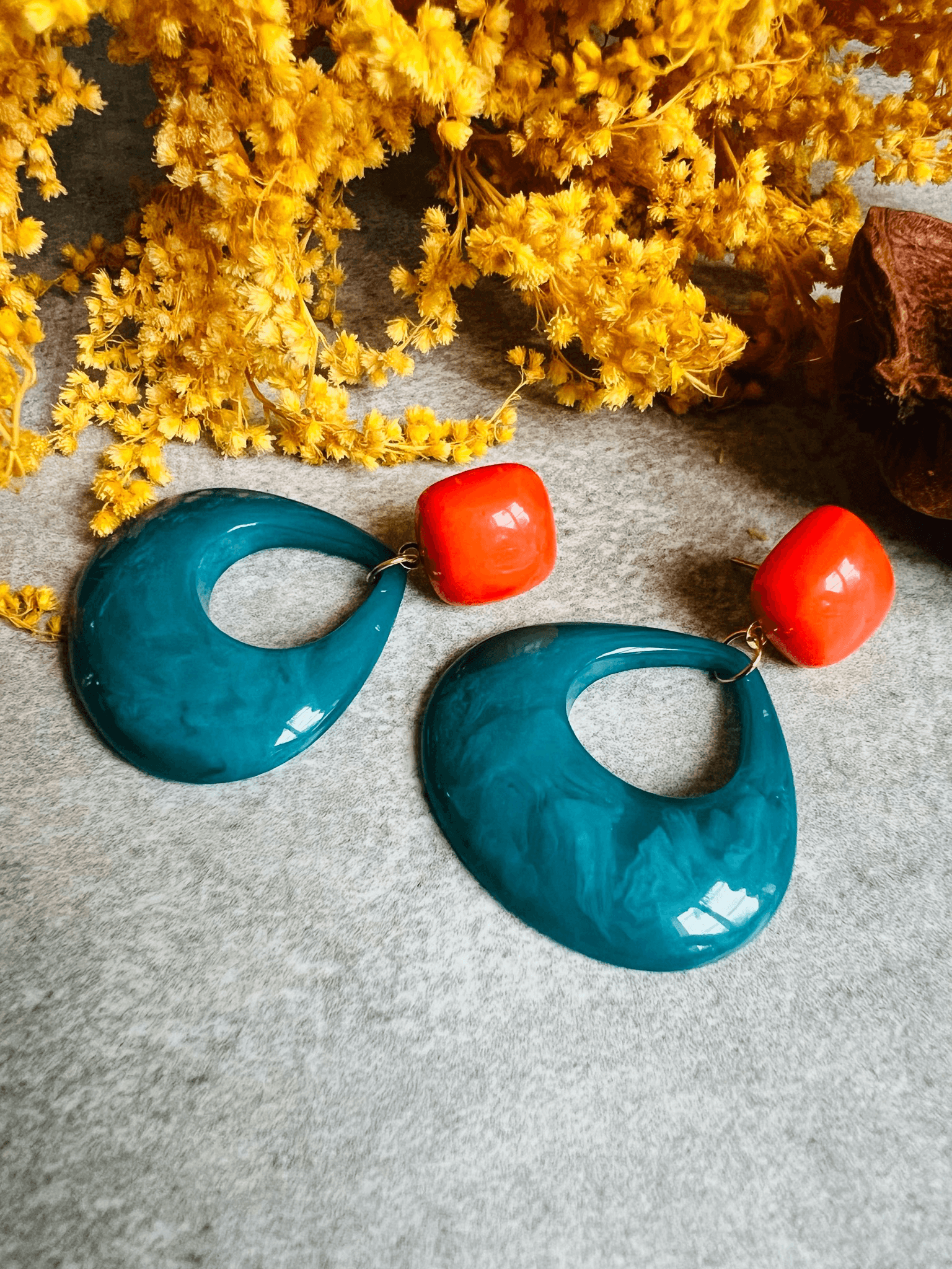 Boucles d’oreilles CLAUDE résine bleues clous oranges - Créations Uniques