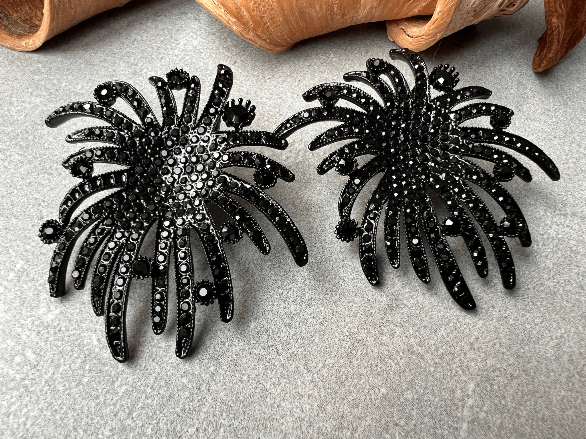 Clips MADISON grosses fleurs noires strass style rétro glamour