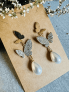 Boucles d’oreilles CATHIA papillons dorés, strass et gouttes perles