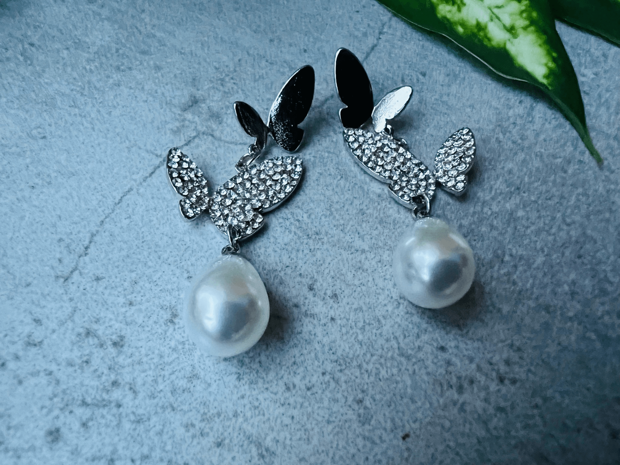 Boucles d’oreilles CATHIA papillons argentés, strass et gouttes perles