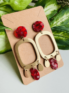 Boucles d’oreilles pendantes LORA rectangles dorés et pampilles dorées rouges