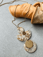 Collier ARIANA pendentif résine beige