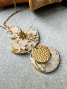 Collier ARIANA pendentif résine beige