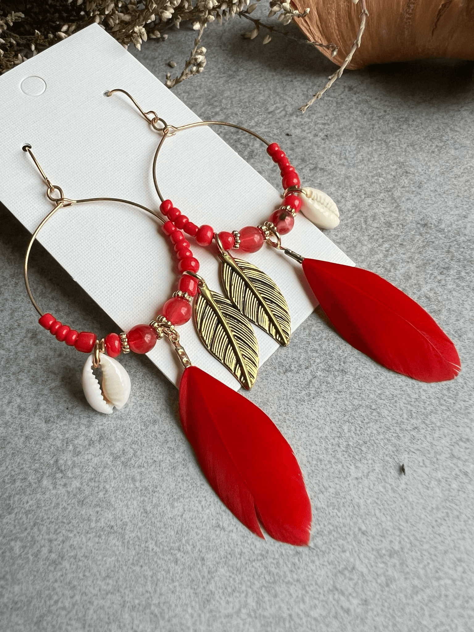 Boucles d’oreilles DAKOTA coquillages grain de café, perles et plumes rouges - Créations Uniques