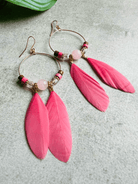 Boucles d’oreilles CAILEE perles et plumes roses - Créations Uniques - Créations Uniques