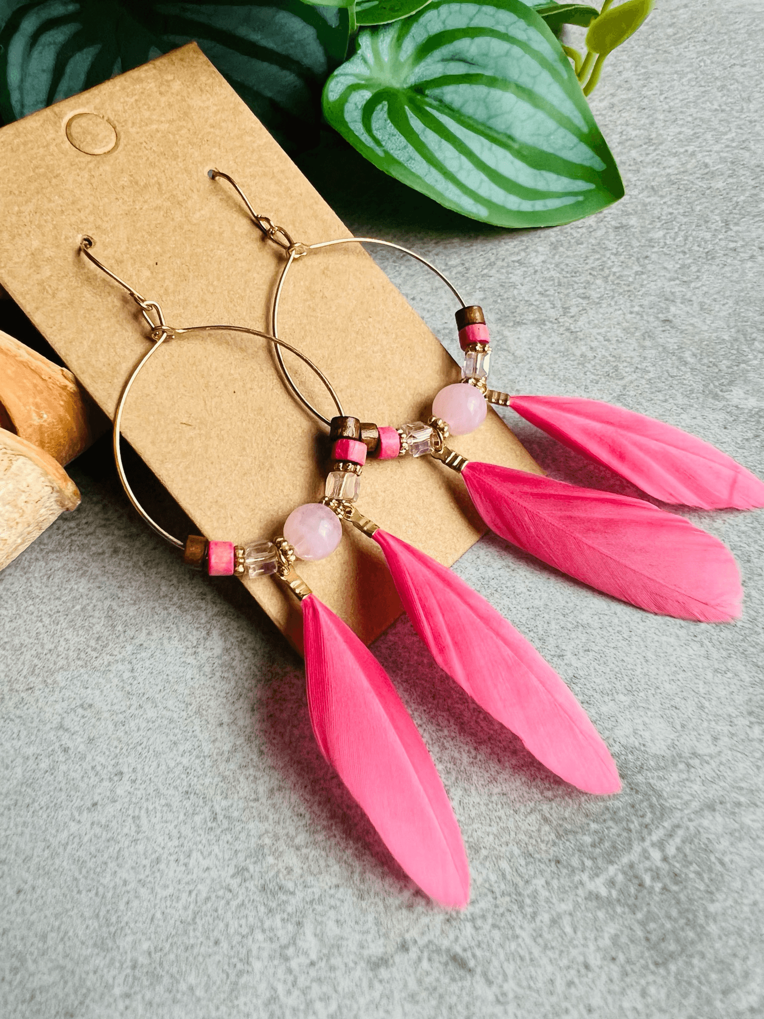 Boucles d’oreilles CAILEE perles et plumes roses - Créations Uniques